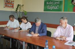 Podpisanie końcowych odbiorów przez przedstawicieli firmy Stadler Polska i Spółki KM