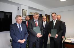 Michael Fohrer – Prezydent Regionu CEI Bombardier Transportation, Sławomir Nalewajka – Szef Ekosystemu Polska, Bombardier Transportation oraz Andrzej Rębacz – wiceprezes zarządu Bombardier Transportation Polska Sp. z o.o., Robert Stępień, prezes zarządu spółki KM oraz członkowie zarządu KM Czesław Sulima, Cezary Lewandowski