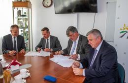 przedstawiciele Kolei Mazowieckich oraz firmy Stadler Polska podpisują umowę wykonawczą na dostawę pojazdów FLIRT3