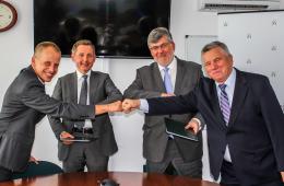 przedstawiciele Kolei Mazowieckich oraz firmy Stadler Polska podpisują umowę wykonawczą na dostawę pojazdów FLIRT3
