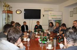 Dariusz Grajda, członek zarządu, dyrektor handlowy i oraz Piotr Kozłowski, kierownik Wydziału Planowania Przewozów podczas konferencji prasowej