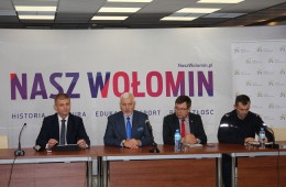 Dariusz Grajda, członek zarządu, dyrektor handlowy Kolei Mazowieckich oraz Kazimierz Rakowski, Starosta Powiatu Wołomińskiego, Robert Makowski, Zastępca Burmistrza Wołomina ds. bezpieczeństwa i polityki społecznej oraz podinsp. Marek Ujazda, Komendant Powiatowy Policji.