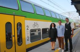 Drużyna pociągowa wraz z Dariuszem Grajdą, członkiem zarządu KM stoją przed pociągiem Słoneczny 