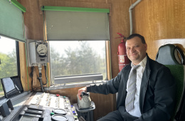 Paweł Mielniczak za nastawnikiem Babci EN57-038