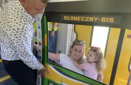 Podróżni w fotoramce w kształce pociągu "Słoneczny - BIS"
