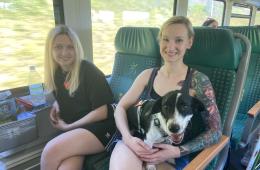 Podróżni pociągu "Słoneczny - BIS" wraz z psem 