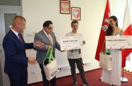 Adam Struzik wręcza nagrodę za Konkurs „Przez Europę z biletem Interrail”