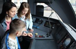 Maszynistka KM pokazuje dzieciom kabinę maszynisty 