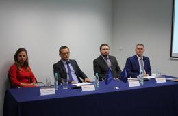 Przedstawiciele zarządcy infrastruktury oraz przewoźników na konferencji prasowej poświęconej modernizacji linii kolejowej Grodzisk Mazowiecki – Warszawa Włochy.