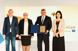 Prezes KM Robert Stępień odbiera nagrodę 