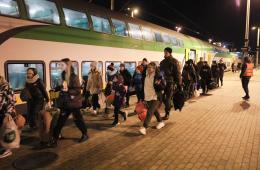 Uchodźcy z Ukrainy wsiadają do pociągu KM - fot. Paweł Supernak / PAP