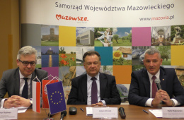 dam Struzik, marszałek województwa mazowieckiego i Rafał Rajkowski, członek zarządu województwa i Artur Radwan, prezes zarządu KM