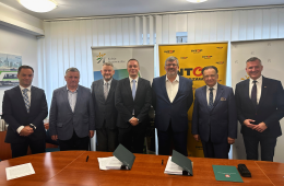 Podpisanie umowy na budowę bazy w Radomiu - reprezentacji Samorządu Województwa Maz., Spółki KM i wykonawcy bazy 