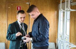 Uczestnik Dnia Przedsiębiorczości z  Kierownikiem Pociągu KM na pokładzie pociągu