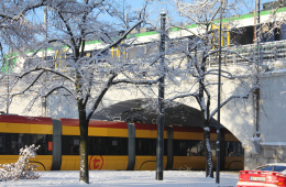 Tramwaj WTP i pociąg KM na wiadukcie