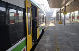 Pociąg KM na stacji Warszawa Stadion 