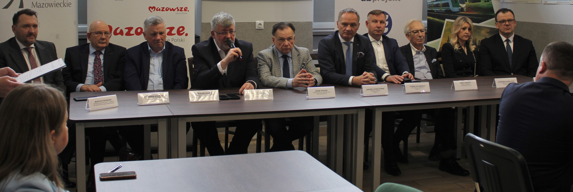 Przedstawiciele Władz Województwa, Kolei Mazowieckich i konsorcjum  UNIBEP S.A., EL-IN Sp. z o.o. i DB PROJEKT Sp. z o.o. podczas podpisania umowy na zaprojektowanie i wybudowanie hali utrzymaniowo-naprawczej pojazdów kolejowych w Sochaczewie.